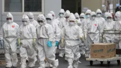 지난 27일 오전 신종 코로나바이러스 감염증(코로나19) 지역거점병원인 대구 중구 계명대 대구동산병원에서 시설팀 직원들이 완치자 퇴원 후 코로나19 확진자 병상 청소를 위해 격리병동으로 향하고 있다