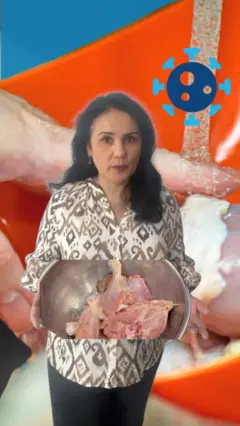 Boshlovchi orqasida katta tovuq go'shti bo'lagi, hcapdan tepada bakteriya rasmi, boshlovchining xuddi qo'lida ushlayotgandek, bir tog'ora ichida xom tovuq go'shti