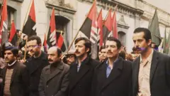 Miguel Enríquez (cuarto desde la derecha) en el entierro de Nilton da Silva