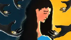 নারীর চারপাশে কয়েকটি হাতে আংটি।