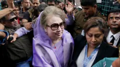 খালেদা জিয়ার মুক্তির দাবিতে বিক্ষোভকে কেন্দ্র করে আজ সংঘর্ষ হয়েছে হাইকোর্ট এলাকায়