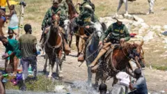 የአሜሪካ ፈረሰኛ የድንበር ጠባቂዎች የሔይቲ ስደተኞችን እየገረፉ ሲያባርሩ