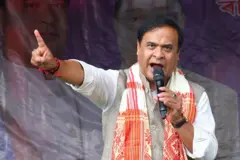 असम के मुख्यमंत्री हिमंत बिस्वा सरमा, असम विधानसभा चुनाव से पहले, 23 मार्च 2026 को नगांव जिले के कोलीबोर में एक चुनावी रैली के दौरान