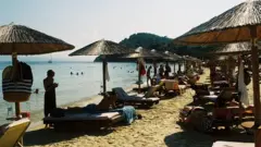 Zov mora, slane vode, sunčanja i kupanje ipak je bio jači od rizika od zaraze