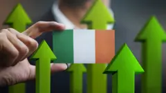 Montaje con flechas hacia arriba con una bandera de Irlanda.