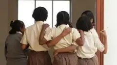 மாணவிகள், போக்சோ, மும்பை, பள்ளி