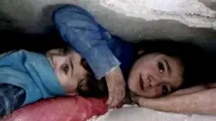 सात साल की बहन अपने भाई के सिर पर हाथ रखे हुए, ये तस्वीर सोशल मीडिया पर शेयर की जा रही है.