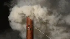 fumaça saindo da Capela Sistina