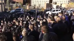 ermənistan müdafiə nazirliyi qarşısında etiraz