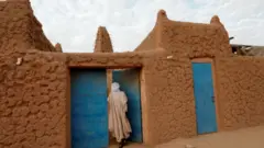 Imaamka oo albaabka kore ee masaajidka laga galo furaya.