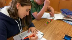 Niña presentando examen.