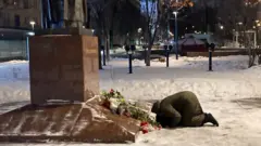 у памятника Лесе Украинке