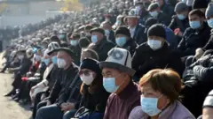 Ош шаарынын стадионунда Садыр Жапаров менен жолугууга эл көп келди