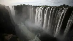 A queda d'água de Vitória, no Zimbábue, é considerada uma das maravilhas naturais do mundo. Em um período de 2019, porém, ela se limitou a pequenos filetes de água.