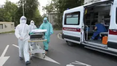 Работа отделения для зараженных коронавирусом пациентов в Городской клинической больнице №52 в Москве