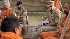 સંતોને મળવા પહોંચેલા ઉચ્ચ પોલીસઅધિકારીઓ