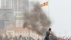 অসন্তোষে ক্ষমতা ছেড়েছেন মাহিন্দা রাজপাকশা।