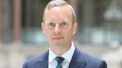 Đại sứ Gareth Ward