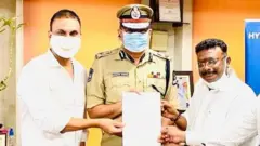 సీపీకి వినతిపత్రం ఇస్తున్న దాసోజు శ్రవణ్ కుమార్