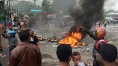 Massa membakar ban saat kerusuhan di Manokwari