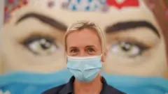 сотрудница NHS