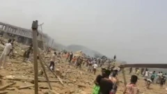 آثار الانفجار الضخم الذي وقع في بلدة بوغوسو غرب غانا