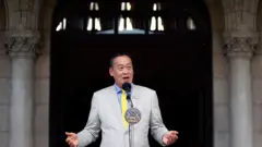 泰國總理賽塔在政府大樓前召開記者會