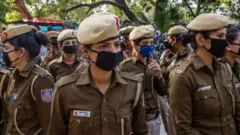 गुजरात पुलिस के लिए सोशल मीडिया के इस्तेमाल पर इतनी पाबंदी क्यों?