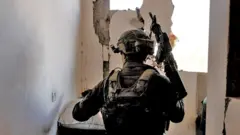 Des soldats israéliens opèrent dans le cadre de l'invasion terrestre contre le groupe islamiste palestinien Hamas dans le nord de la bande de Gaza, le 8 novembre 2023.