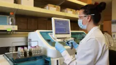 Una mujer en un laboratorio científico de México