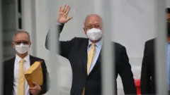 นายสุเทพ เทือกสุบรรณ โบกมือทักทายผู้สนับสนุนที่มาให้กำลังใจที่ศาลฏีกาแผนกคดีอาญาของผู้ดำรงตำแหน่งทางการเมือง