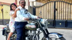 బండి మీద మనవరాలితో శ్రీనివాసన్