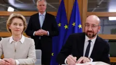 شارل میشل، رئیس شورای اروپا و اورزلا فن درلاین، رئیس کمیسیون اروپا در حال امضای توافق خروج بریتانیا از اتحادیه اروپا