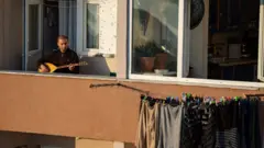 İstanbul Kanarya mahallesinde geçen haftasonu sokağa çıkma yasağında müziklerini balkonlarından duyuranlar oldu.