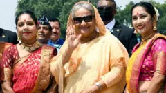 दिल्ली में हवाई अड्डे पर शेख़ हसीना