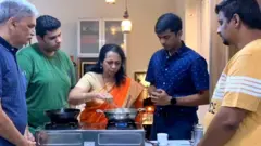 వంట నేర్పిస్తున్న మహిళ