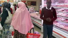 Ndị mmadụ na-azụkọba ihe dị mkpa dịka ọrịa coronavirus na-efesa