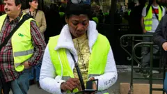 Cecile N'Go appelle une amie pour qu'elle vienne prendre part aux manifestations.