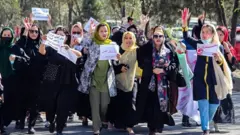 د تېرې ورځې برید کې د زدکوونکو د وژل کېدو په اعتراض کې د کابل دوو سیمو کې ځینې ښځې راغونډې شوې او اعتراضیه غونډیې یې وکړې. ‌دوی د هزاره توک د ټولوژنې درولو شعارونه ورسره لېږدول.