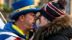 Un probrexit y un remainer se encaran en una protesta en las afueras del parlamento británico.