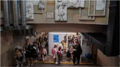 Дети в школьной форме в метро