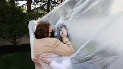 Abrazo de madre con hija