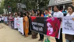 নুসরাত হত্যার ঘটনায় দ্রুত বিচারের দাবিতে দেশব্যাপী বিক্ষোভ সমাবেশ, মানববন্ধন হয়েছিল।