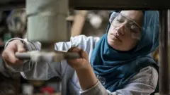 Une femme travaillant en usine