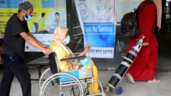 ঢাকা মেডিকেলে একজন রোগীকে নিয়ে যাওয়া হচ্ছে