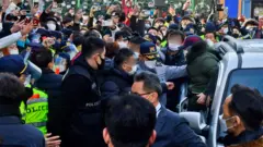 아동 성폭행 혐의로 징역 12년을 복역 후 출소한 조두순(68)이 12일 오전 경기도 안산시내 거주지로 향하고 있다