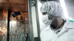 عکس آرشیوی مربوط به دوربین های نصب شده توسط آژانس بین المللی انرژی اتمی در تأسیسات فرآوری اورانیوم اصفهان