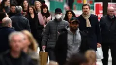 英國政府的前首席科學顧問戴維•金爵士說，政府部長在是否放鬆隔離限制的問題上似乎軟化了測試的立場，"或許我們正在走向群體免疫？"