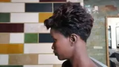 Jeune femme noire aux cheveux courts