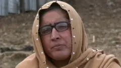 صومیہ صدف حکام کے سامنے نامزدگی کاغذات داخل کرتے وقت اپنا پاسپورٹ، الیکشن کارڈ اور آدھار کارڈ تک پیش کرچکی ہیں